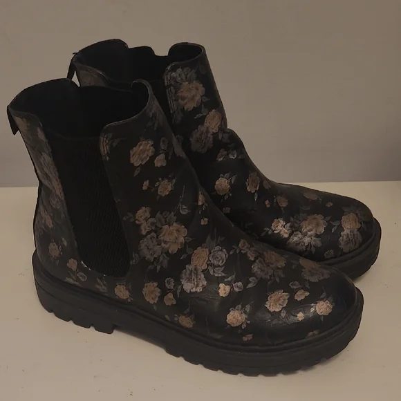 Soda Black Floral Ankle Boots - Picture 1 of 9
